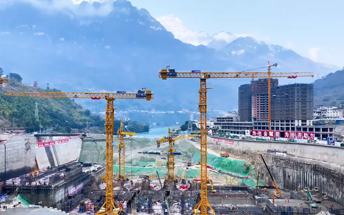 峡谷之间， 大渡河畔，K8凯发·国际官方网站行走“钢铁巨人”助力水电建设