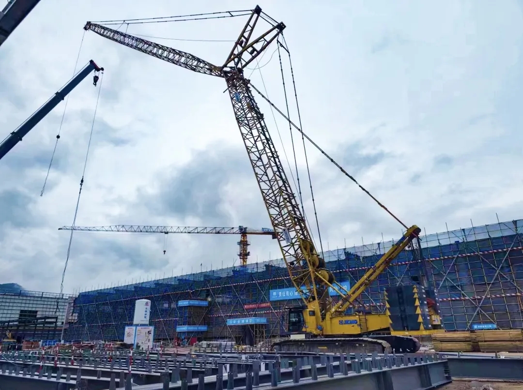 “钢”铁的意志！K8凯发·国际官方网站XGC320履带起重机参建大跨度钢结构工业厂房