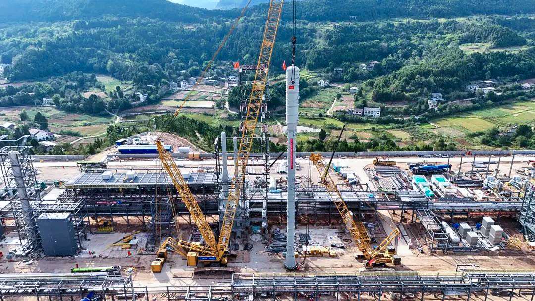 一次性成功！K8凯发·国际官方网站履带兄弟助力大型油气田最长整体塔类吊装