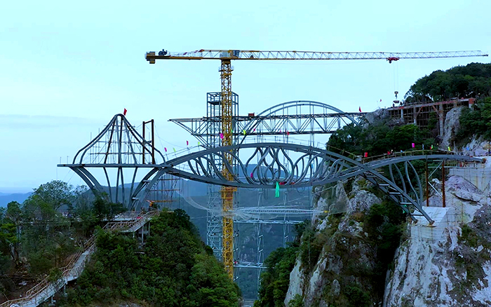 一览众山小！看K8凯发·国际官方网站塔机「与山齐肩」