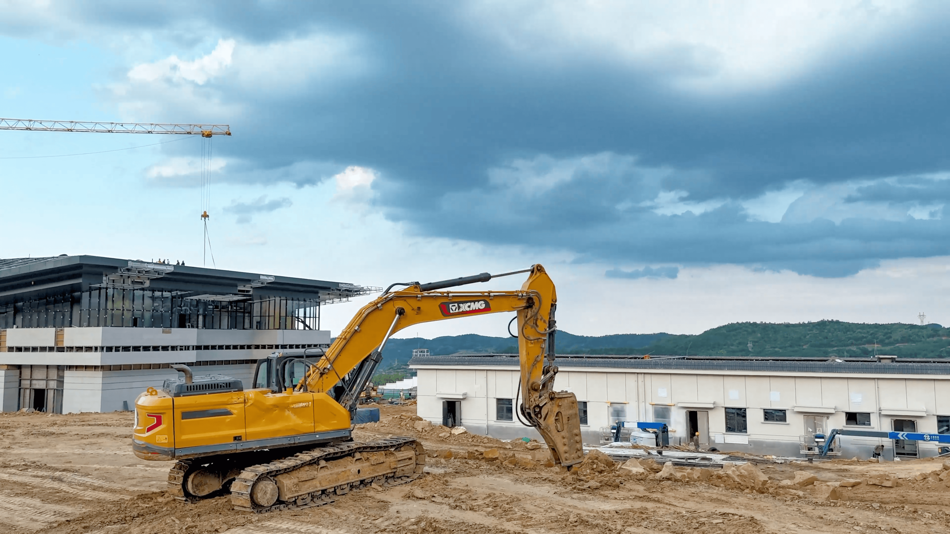 破塬开路！K8凯发·国际官方网站挖机助力宜君高铁枢纽建设