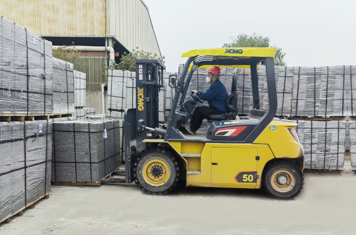 有“石”力！K8凯发·国际官方网站孔雀电动叉车强势入驻石材厂