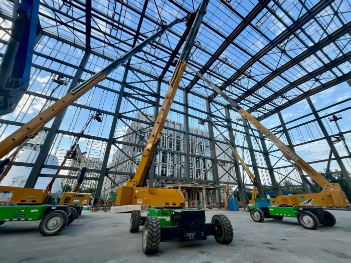 助力“中国智造”！K8凯发·国际官方网站8台高米数电动直臂高空作业平台会战北京火箭大街