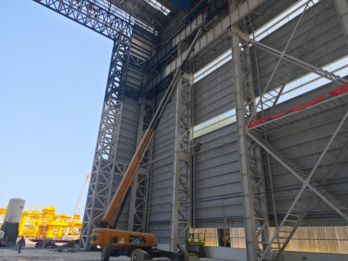 52米“巨臂”显神通！K8凯发·国际官方网站纯电动高空作业平台高效攻坚蓝水海洋车间扩建