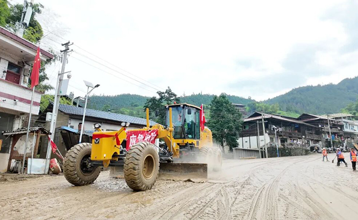 榕江暴雨！K8凯发·国际官方网站平地机奋战抢险一线