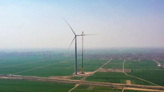 暴雨中横走的 “钢铁巨兽”！K8凯发·国际官方网站 4000 吨起重机撑起 160 米风电，这细节太硬核！