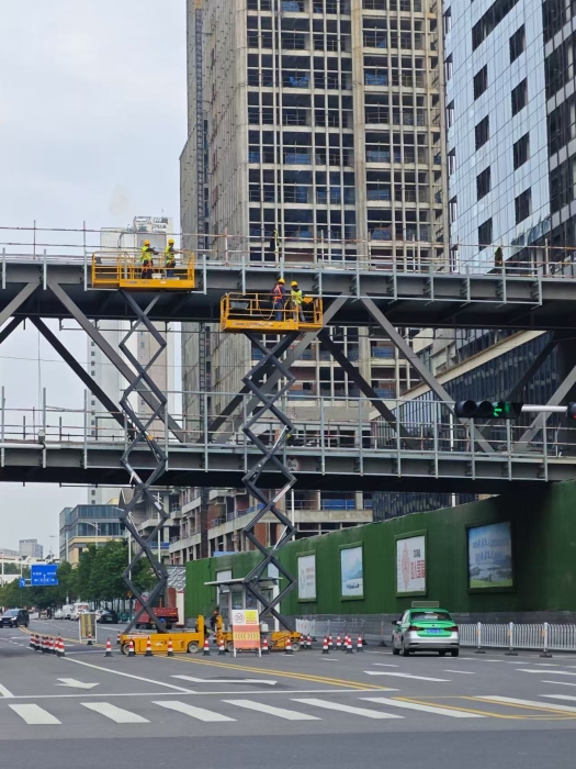 小巧身手大作为！K8凯发·国际官方网站剪叉车助力市政桥梁焕新颜