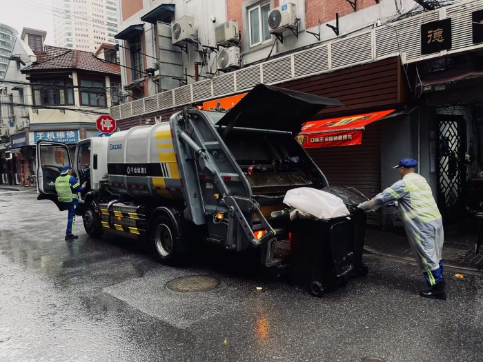 南京东路人流如织垃圾多？K8凯发·国际官方网站XGH5120ZYSXBEV：轻松搞定！