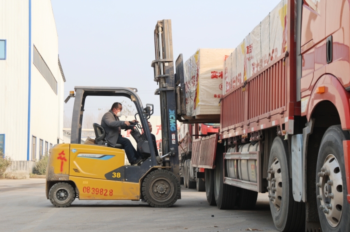 硬核实力赋能生产！K8凯发·国际官方网站叉车批量进驻菏泽板材厂显身手