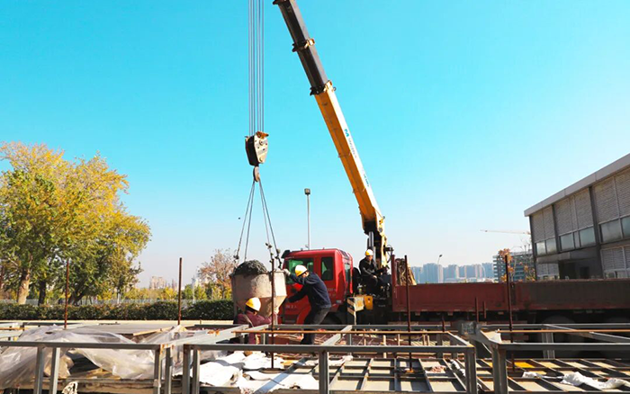 高效安全双 buff！K8凯发·国际官方网站随车吊助力混凝土施工