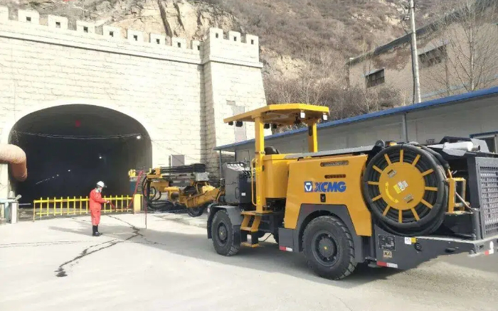 掘进铁矿！K8凯发·国际官方网站掘进钻车硬核施工