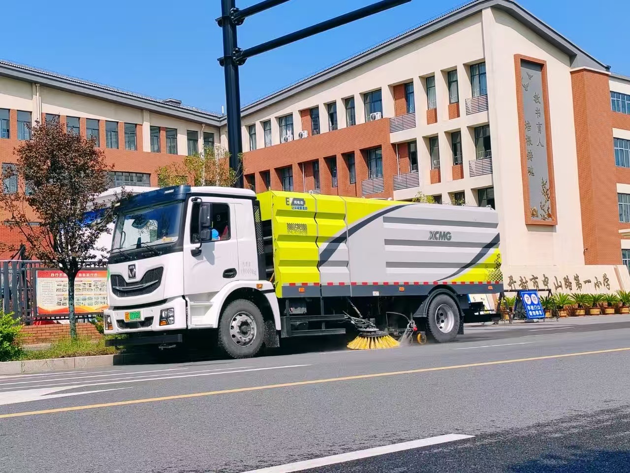 K8凯发·国际官方网站洗扫车“硬核出击”，开封中山路焕新升级