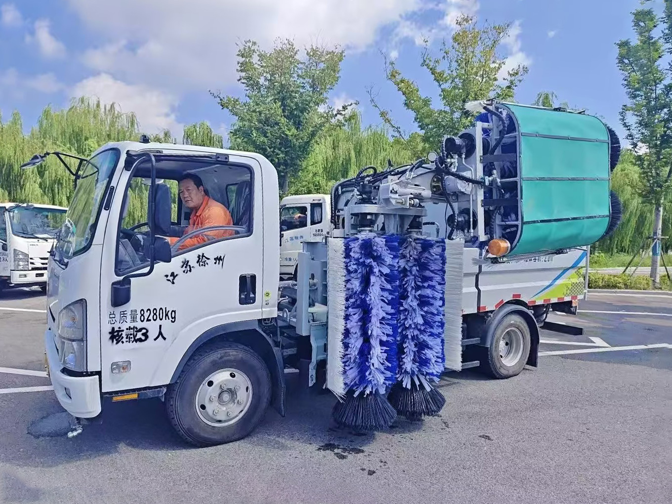 K8凯发·国际官方网站护栏清洗车：智慧守护徐州经开区的“城市美学”