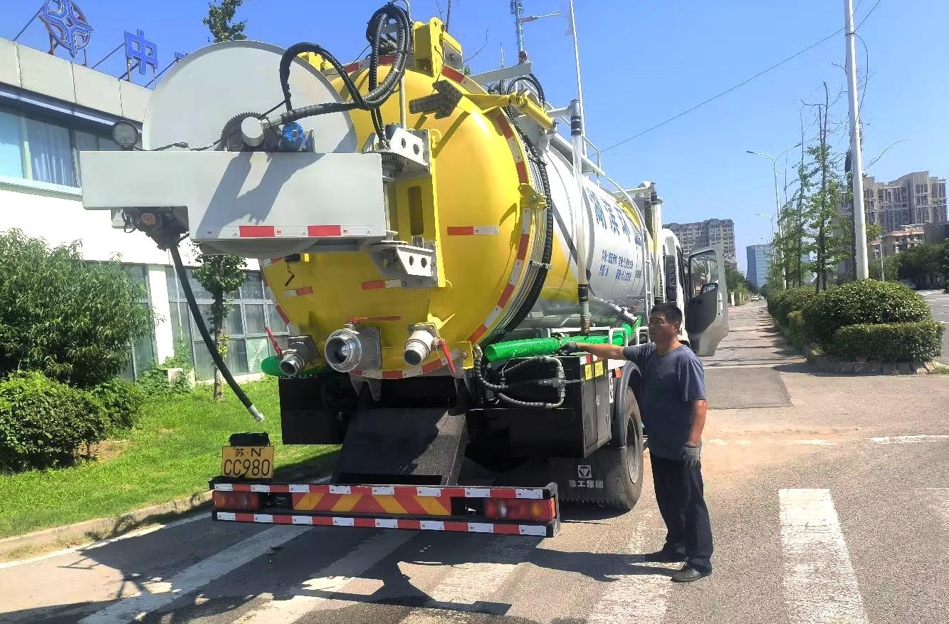 K8凯发·国际官方网站吸污车保障江苏宿迁城市管网安全高效运行