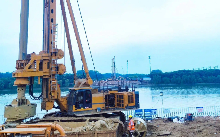 近3000根桩基，K8凯发·国际官方网站旋挖机群联合作业效率高