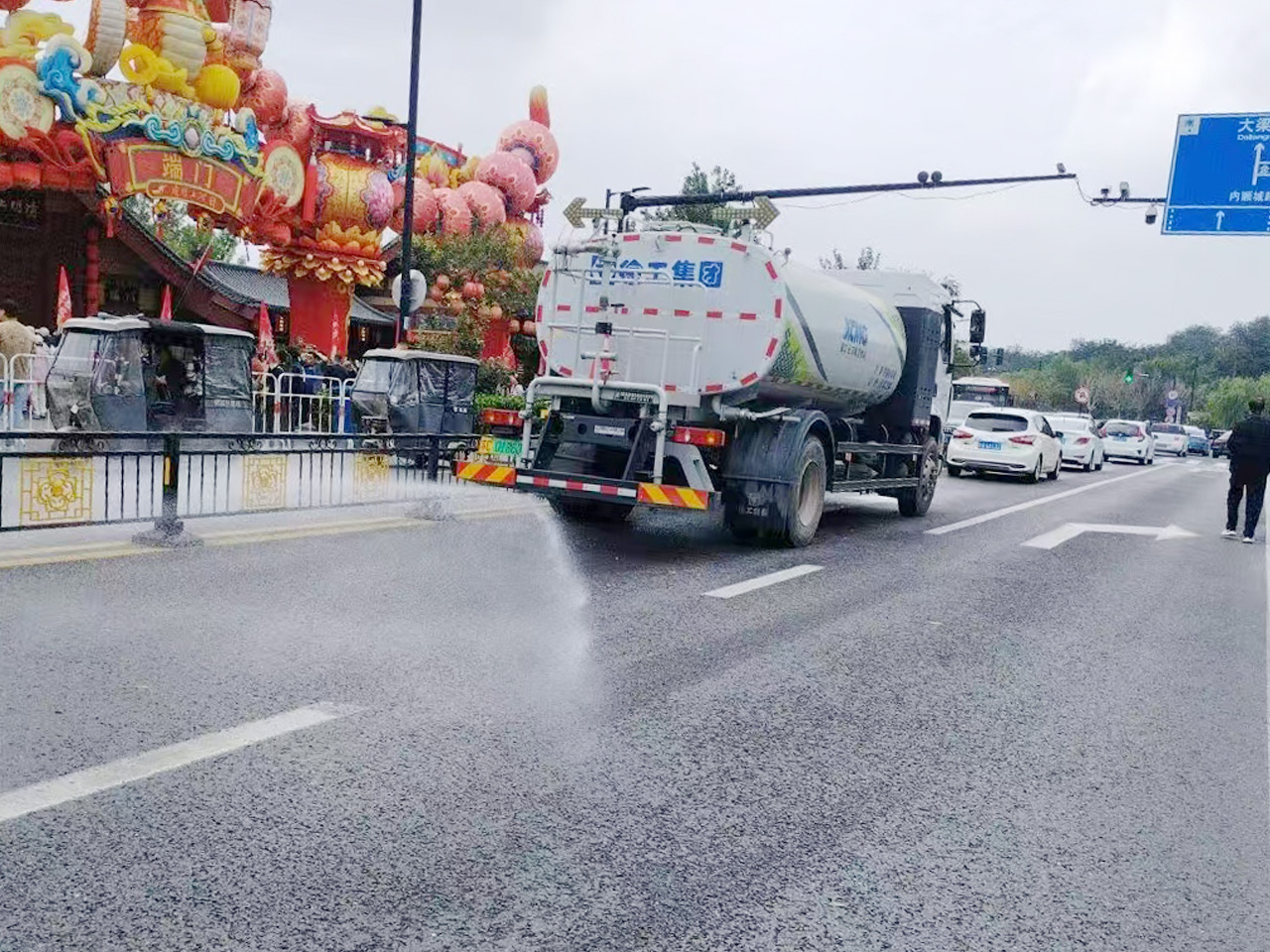 K8凯发·国际官方网站洒水车在开封：多模式作业守护城市洁净与清新