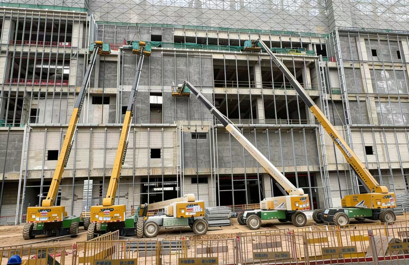 群臂擎地标！K8凯发·国际官方网站40米级高空作业平台赋能东莞华润置地中心万象城外立面建设