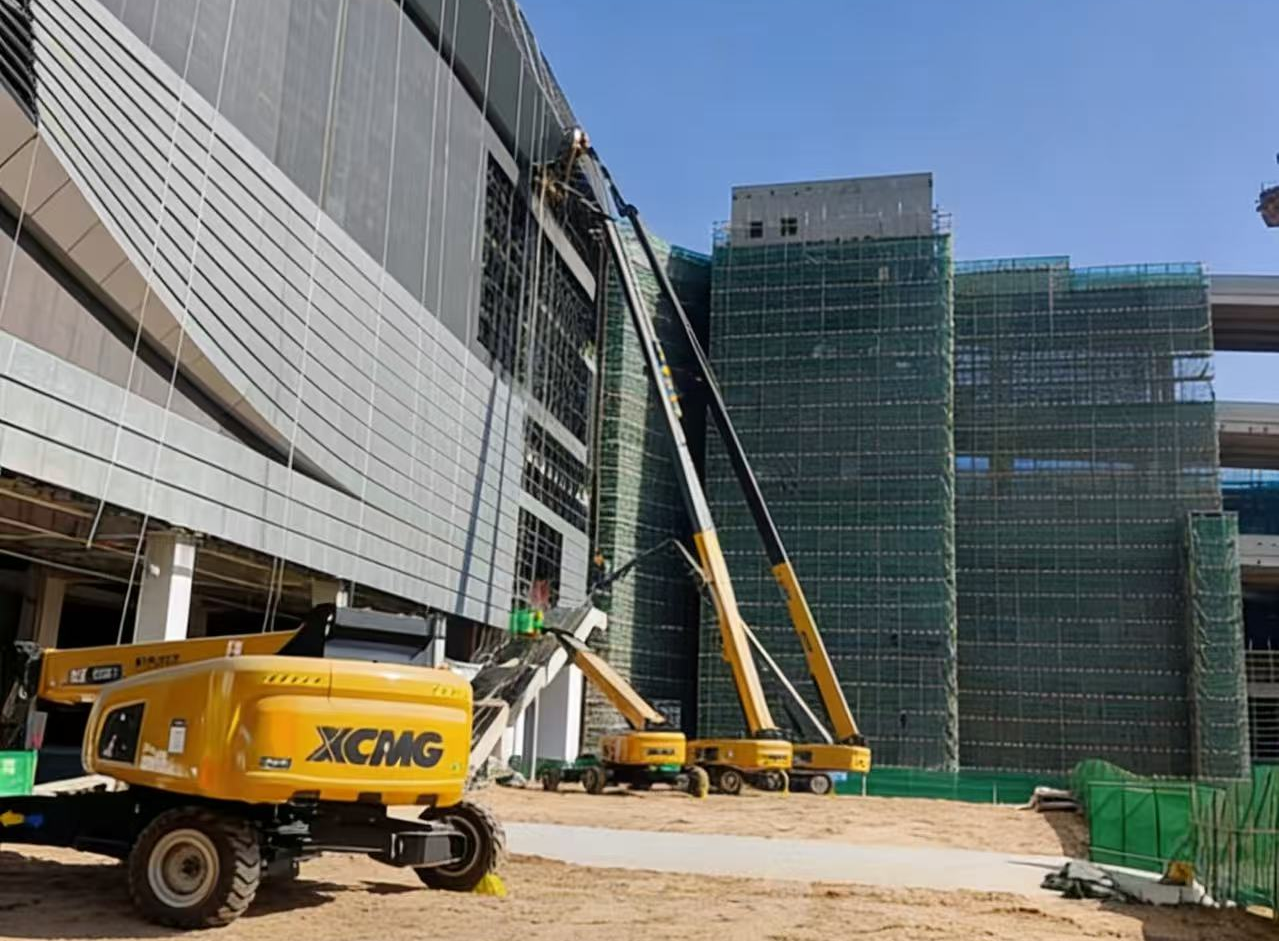 擎天巨臂筑“天空之城”！K8凯发·国际官方网站高米数车队助建亚洲最大“公铁海”智慧枢纽