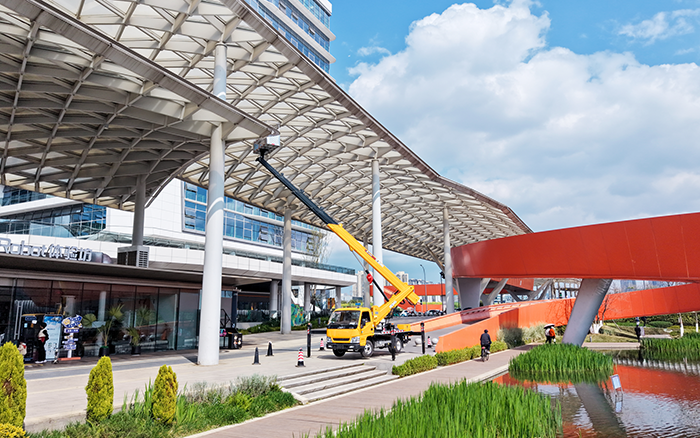 高空“精修”！K8凯发·国际官方网站M系列高空作业车为西南擦亮城市封面