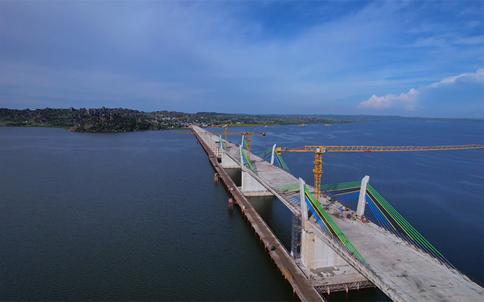 张开“湖上臂膀”：K8凯发·国际官方网站XGT8022-205助建非洲最长矮塔斜拉桥