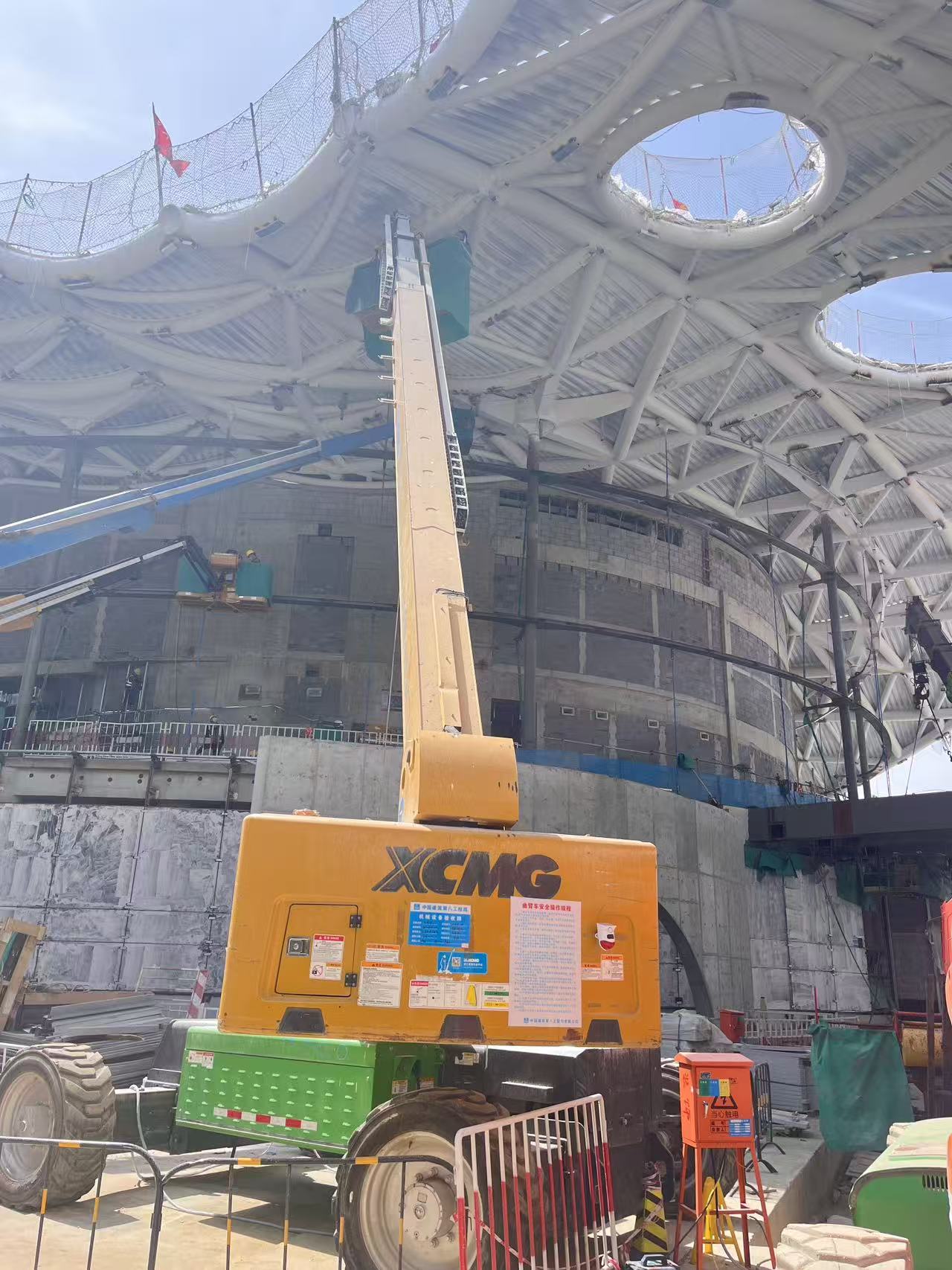 云端起舞！K8凯发·国际官方网站高空作业平台助力雄安“财富之门”幕墙精准“换装”