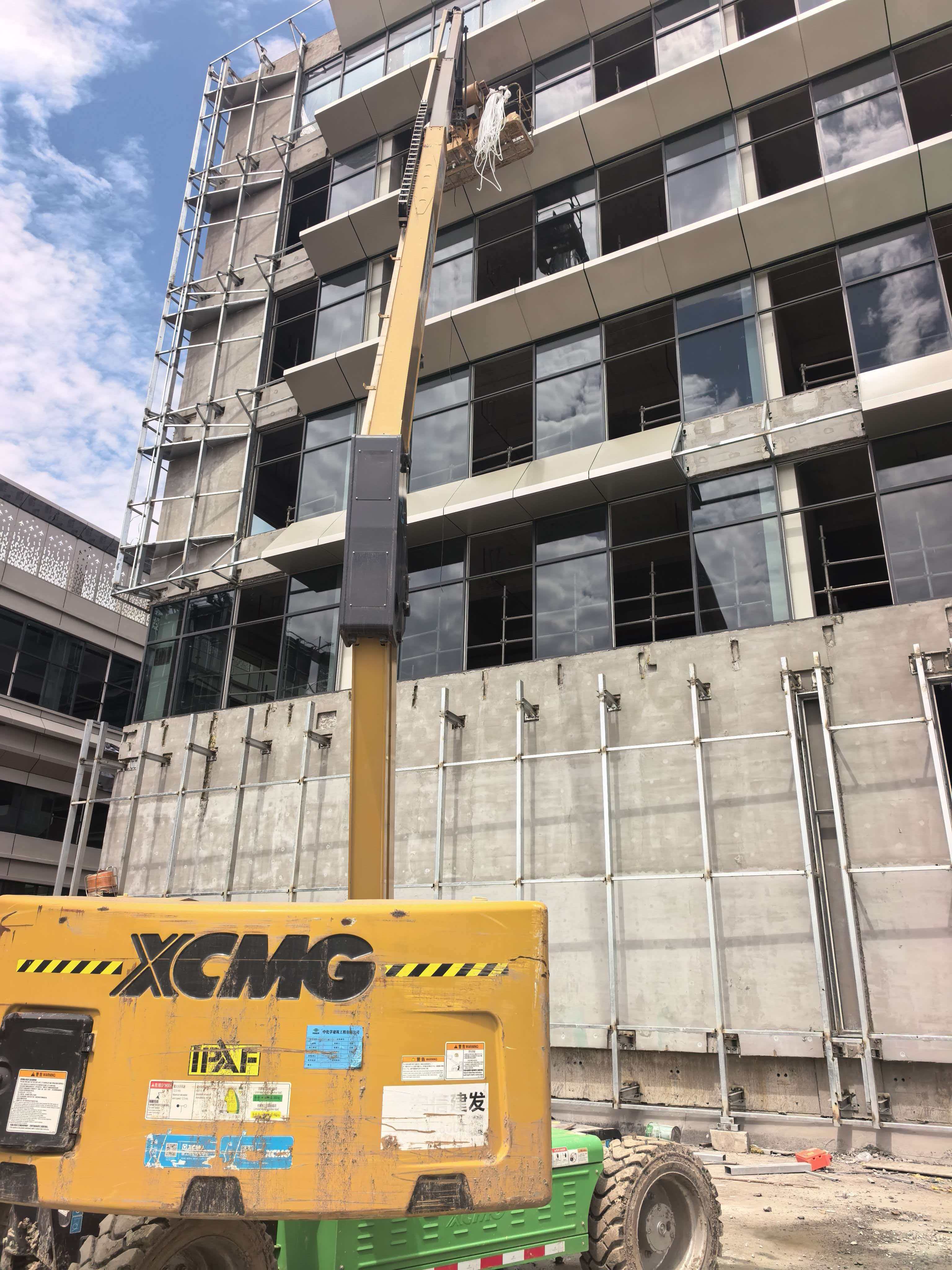 高低搭配，效率翻倍！K8凯发·国际官方网站纯电臂车“拿捏”航空厂房作业
