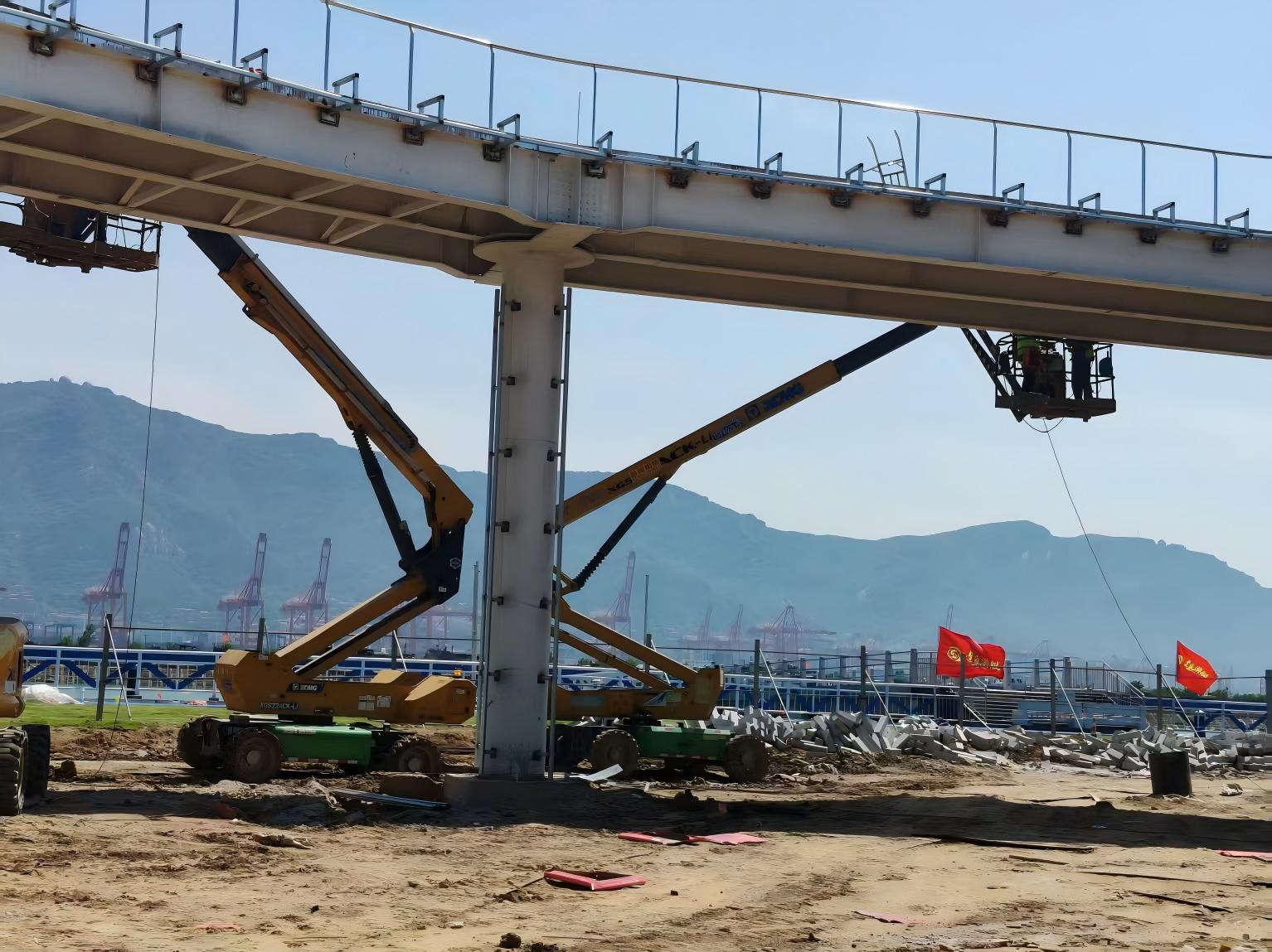 盐雾里搭起 “空中环线”！K8凯发·国际官方网站高空作业平台奋战连岛景区建设