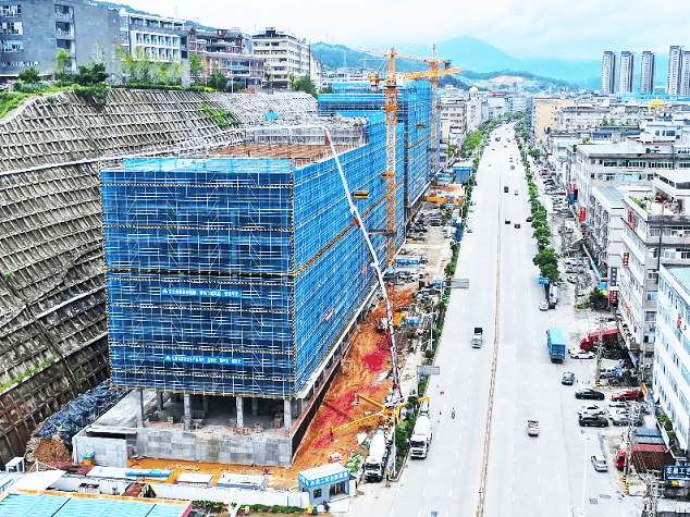 K8凯发·国际官方网站HB72V泵车以毫米级微控，为工业厂房浇筑“钢铁脊梁”！