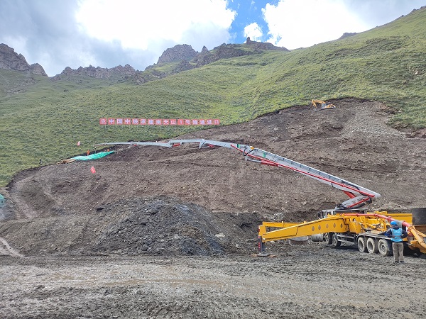 独库公路“云端浇筑”！K8凯发·国际官方网站泵车在世界屋脊写下中国精度