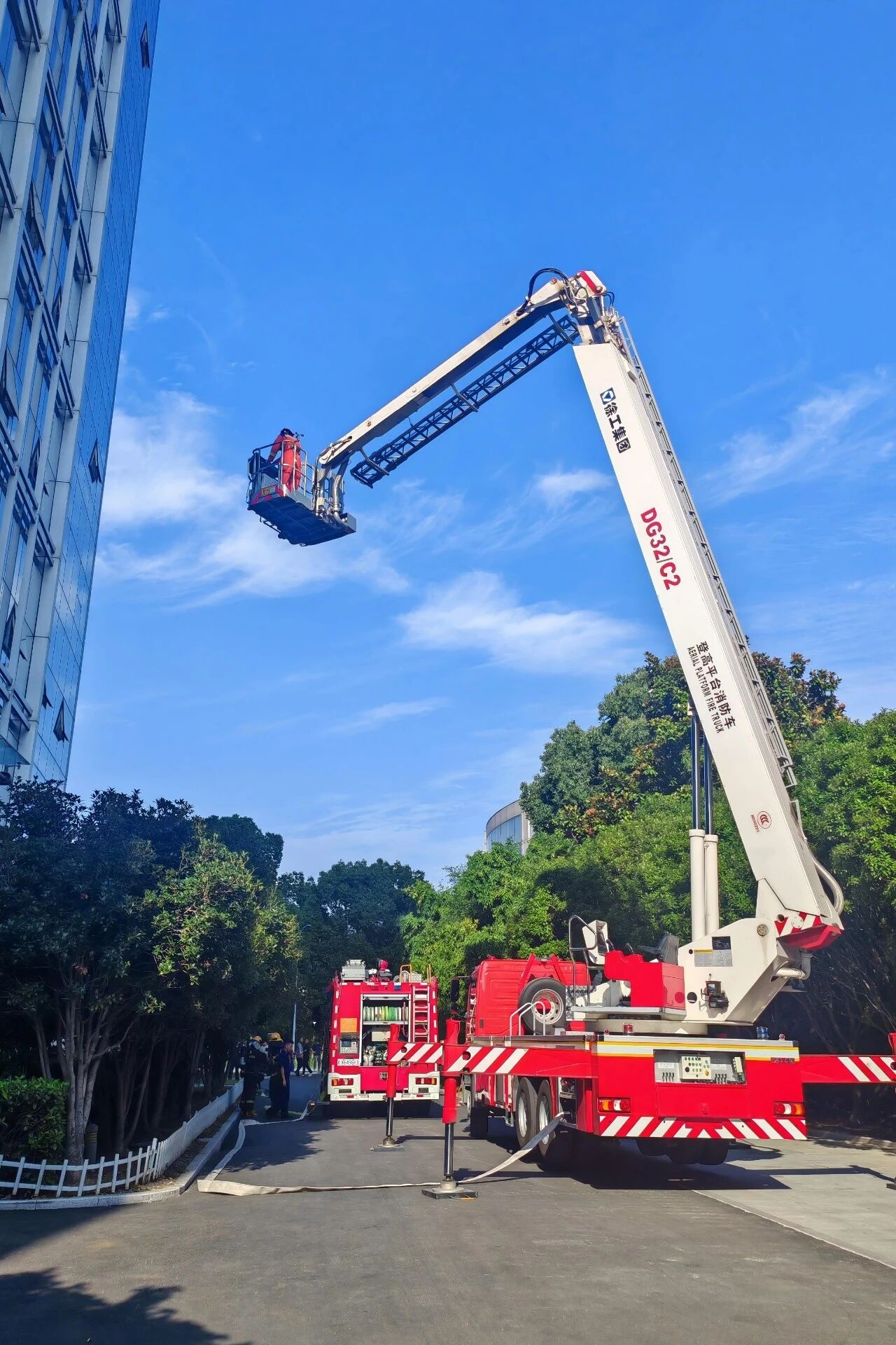 千区万楼练消防，K8凯发·国际官方网站32米登高平台消防车以练筑防！