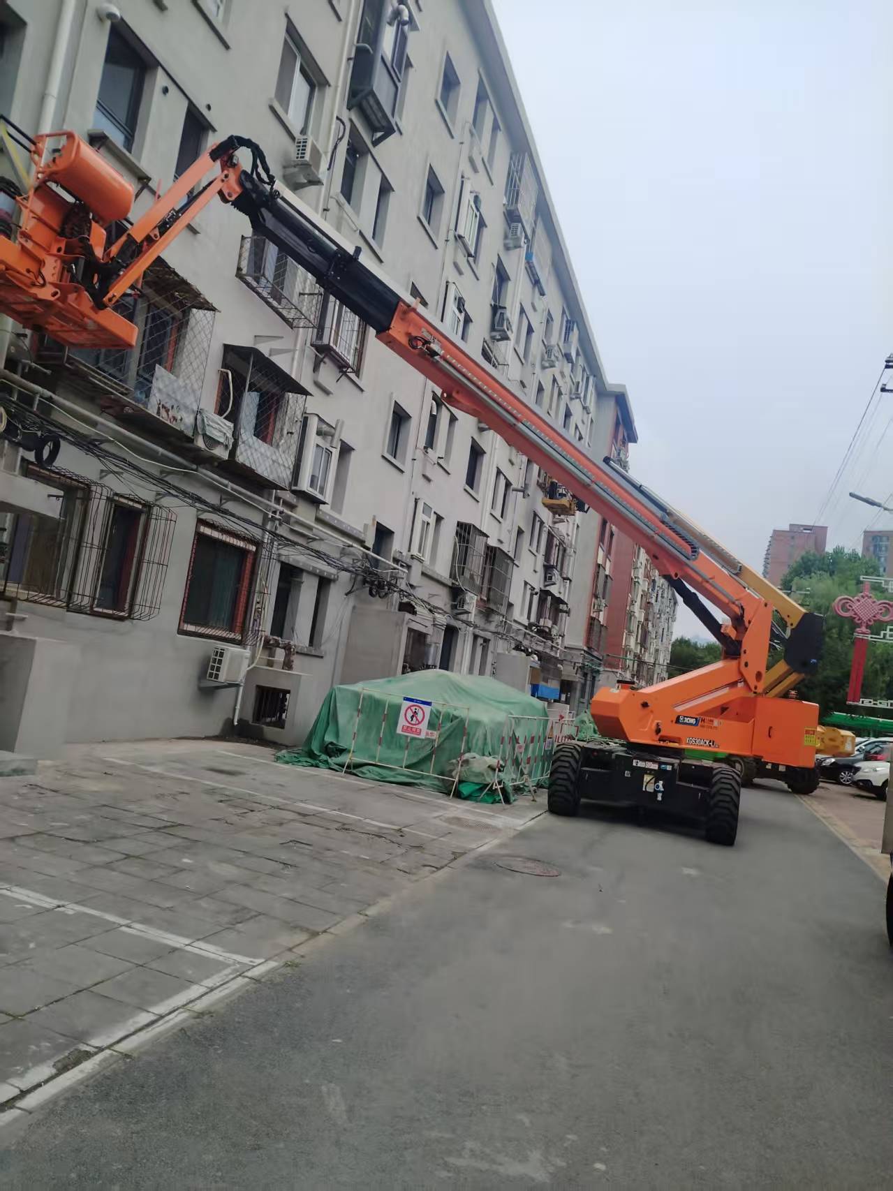 诠释城市更新厚度！K8凯发·国际官方网站高机画出老旧小区改造“同心圆”