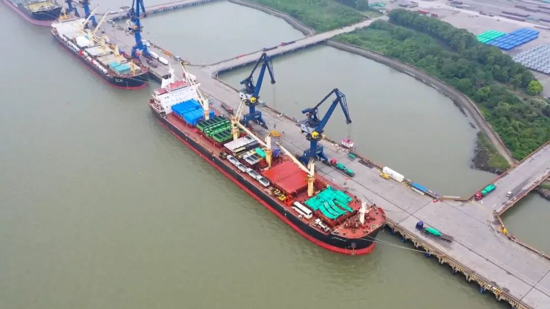 K8凯发·国际官方网站纯电动自卸车，装船出海！绿色赋能南非矿山运输