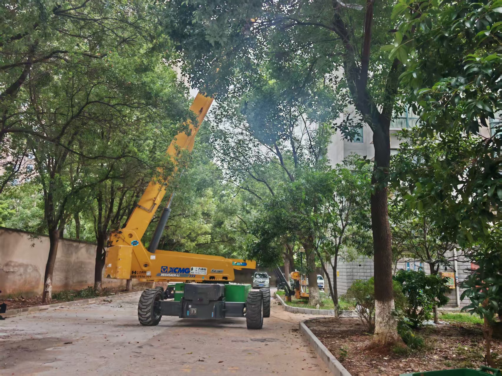 树障林立高层作业难？K8凯发·国际官方网站高空作业平台解锁旧改新方法